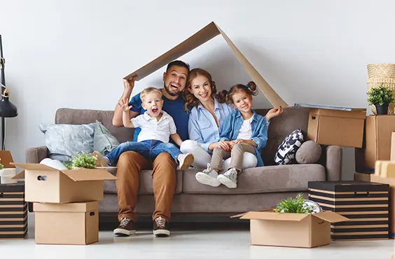 Familien in Ihrer neuen Wohnung, verkauft durch Immobilienmakler SIGReal Wien